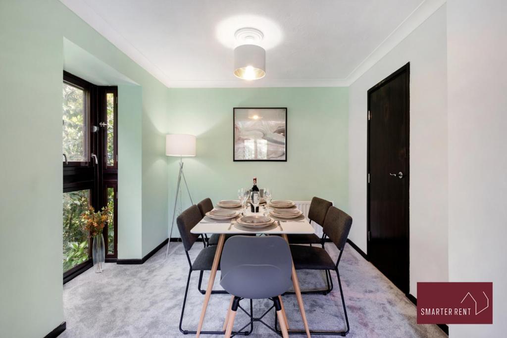 Isleworth - 4 Bed Modern House Brentford
