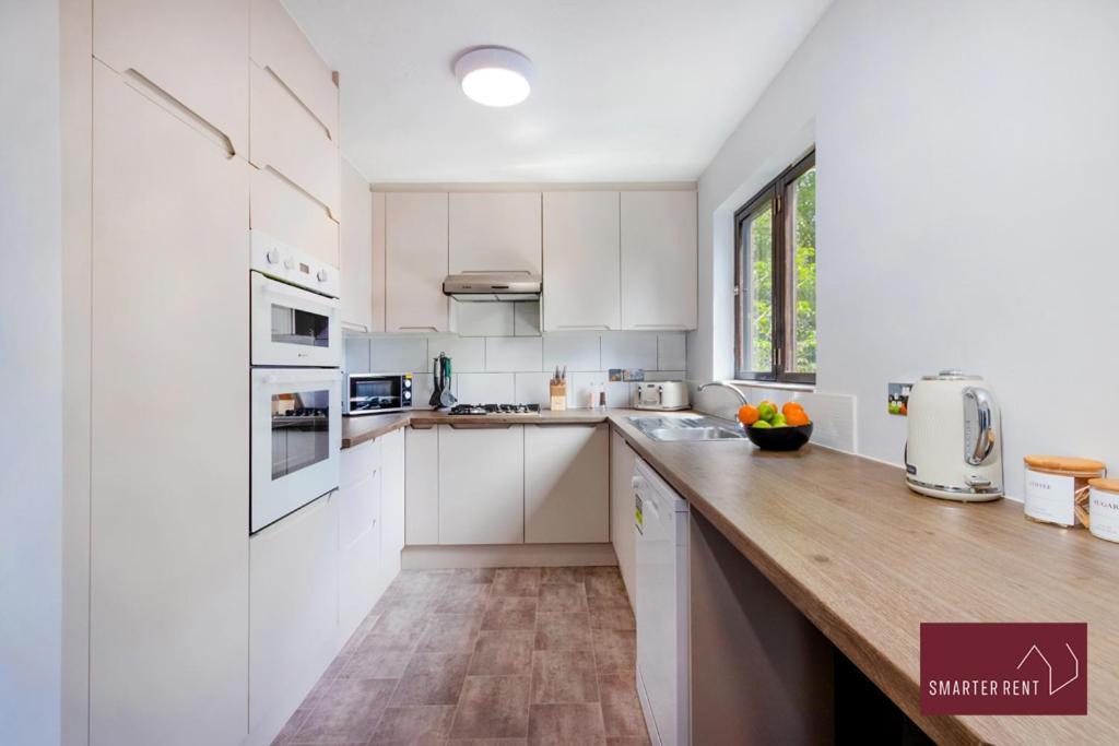 Isleworth - 4 Bed Modern House Apartment Brentford