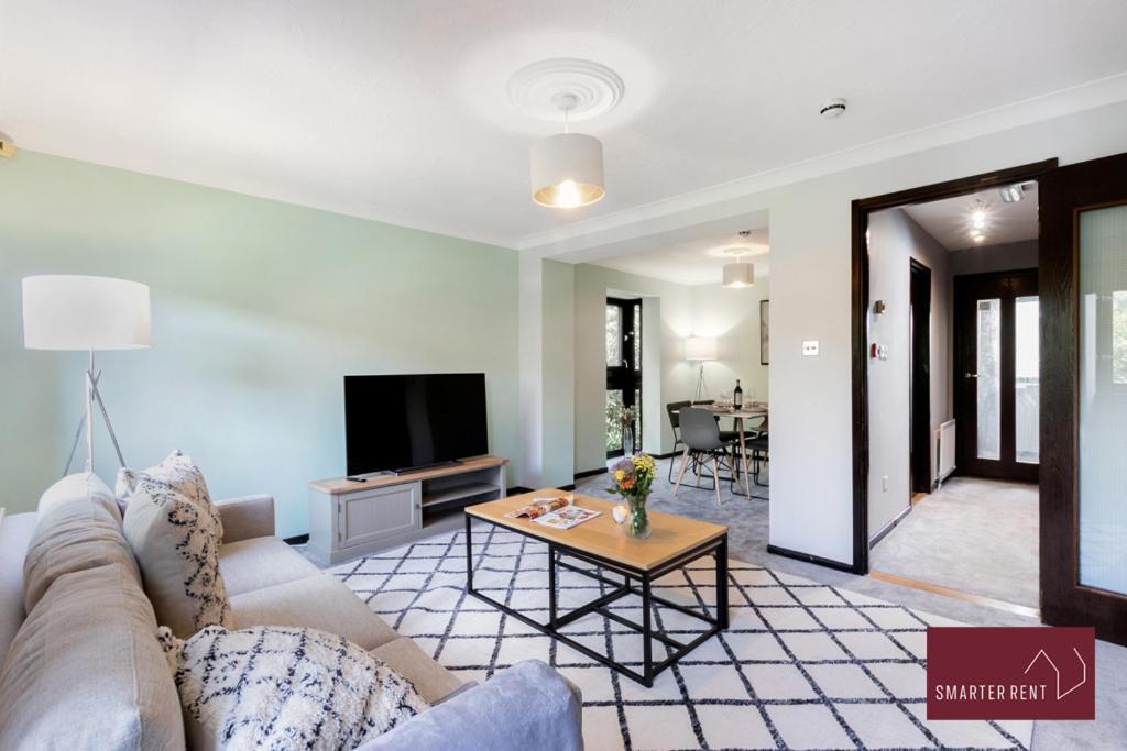 Isleworth - 4 Bed Modern House Apartment Brentford