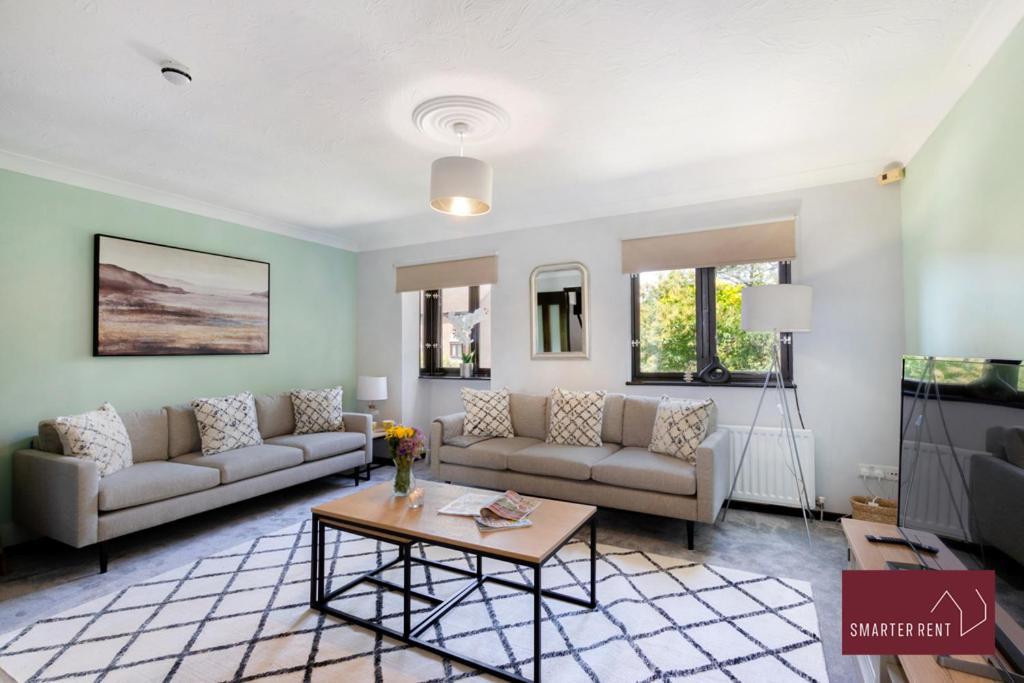 Isleworth - 4 Bed Modern House *