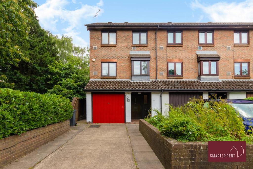 Isleworth - 4 Bed Modern House Apartment Brentford