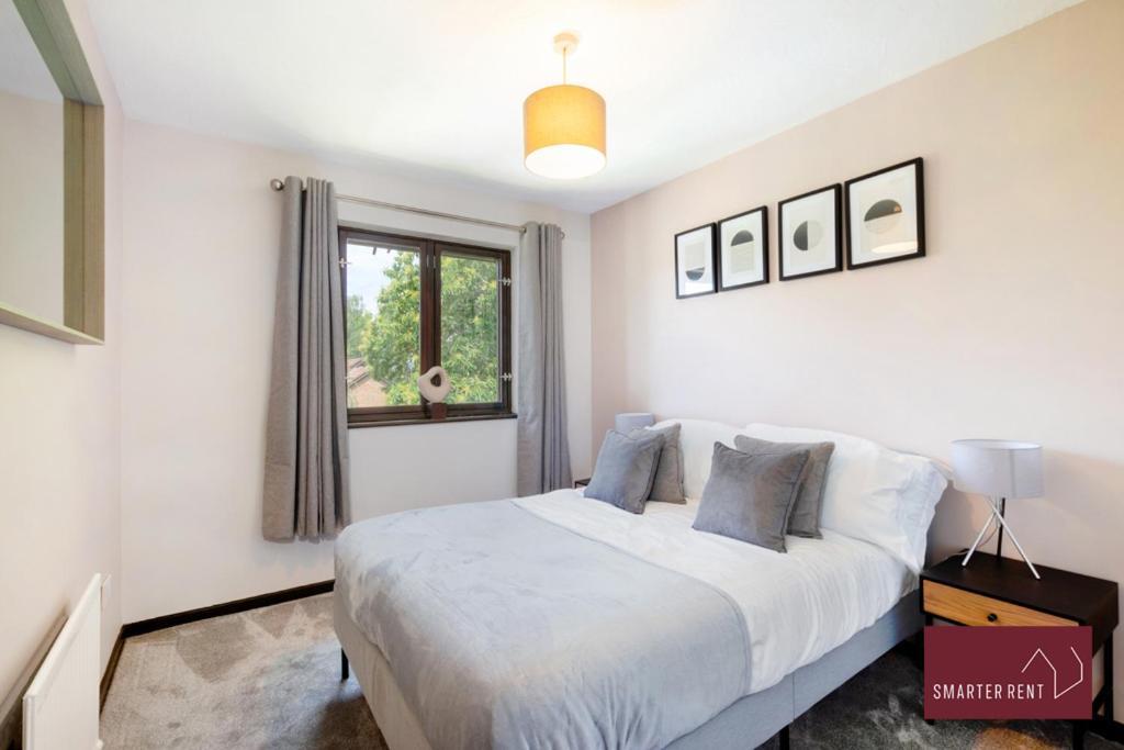 Isleworth - 4 Bed Modern House * Brentford