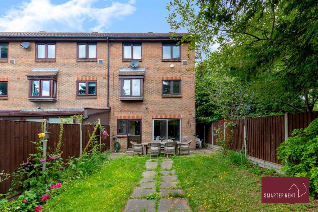 Isleworth - 4 Bed Modern House * Brentford